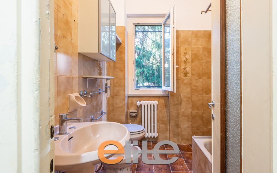 Three-room apartment with balcony in the Roserio Vialba area
