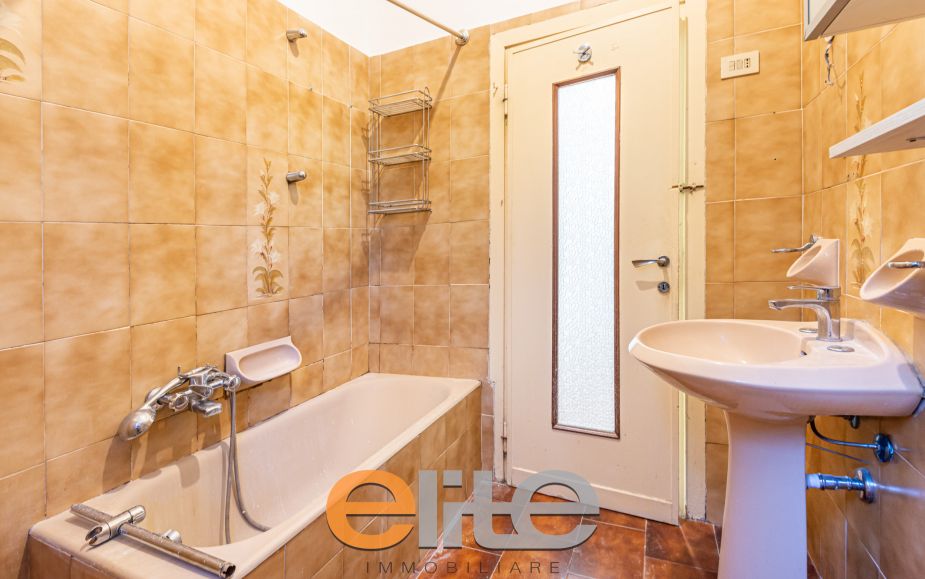 Three-room apartment with balcony in the Roserio Vialba area