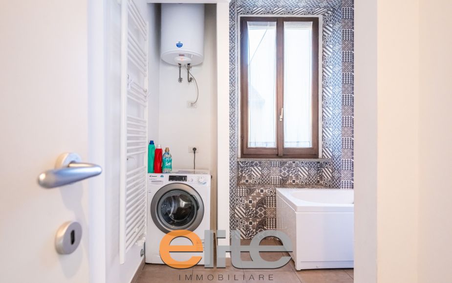 2 Locali con 2 bagni e balcone zona Nolo