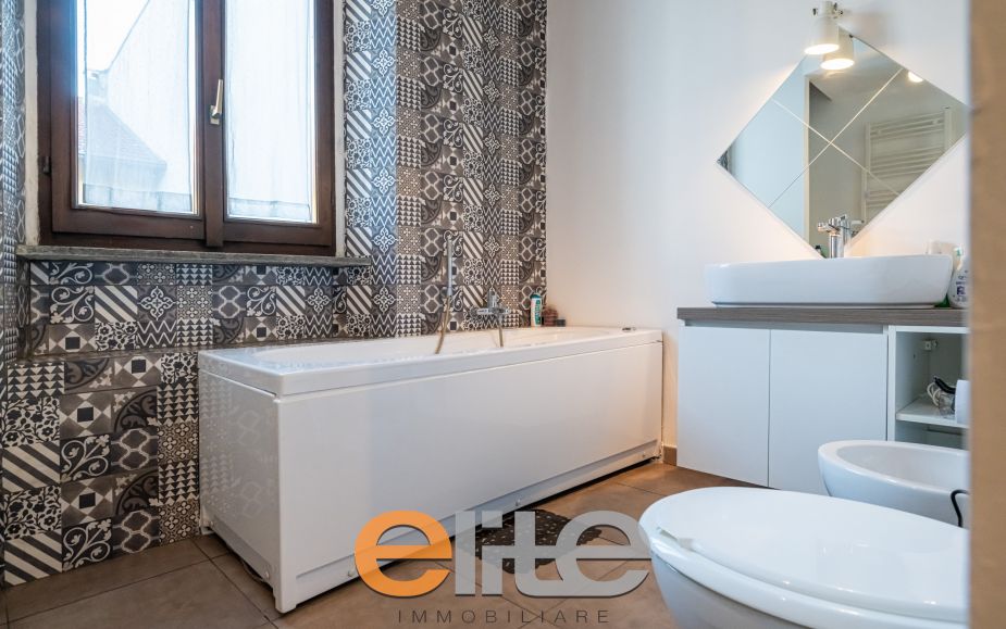 2 Locali con 2 bagni e balcone zona Nolo