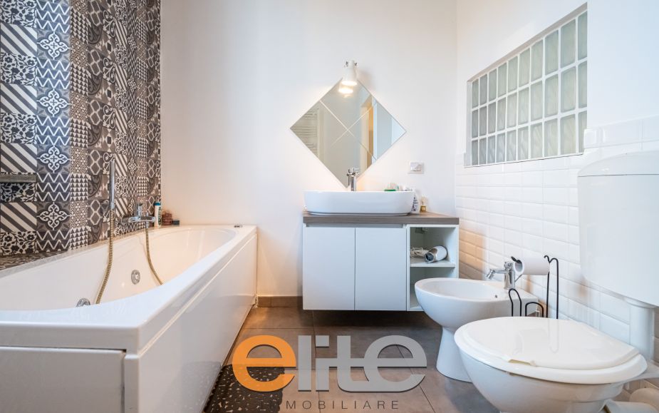 2 Locali con 2 bagni e balcone zona Nolo