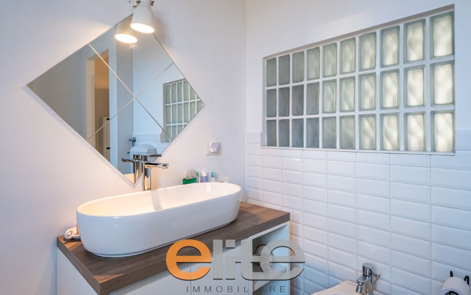 2 Locali con 2 bagni e balcone zona Nolo