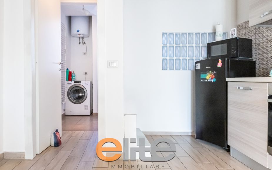 2 Locali con 2 bagni e balcone zona Nolo