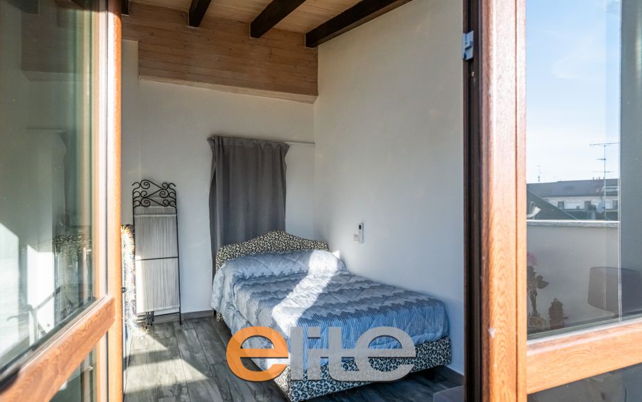 2 Locali con 2 bagni e balcone zona Nolo