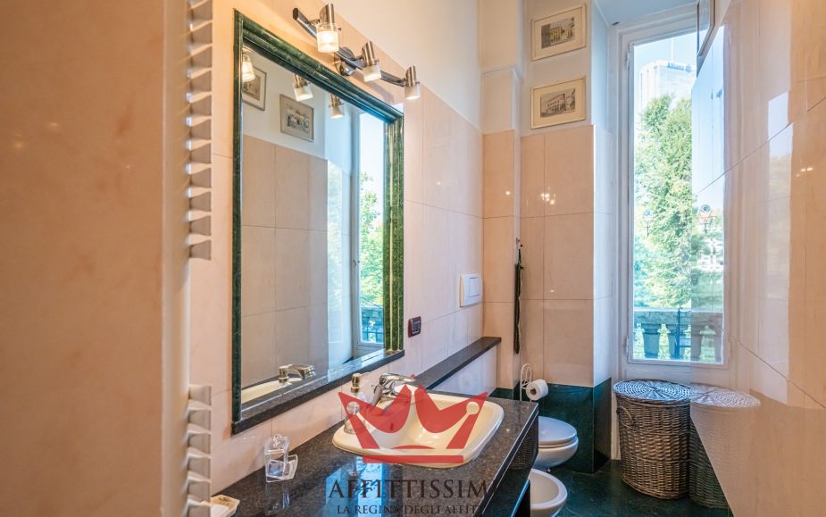 Bilocale con balcone vista citylife - milano.