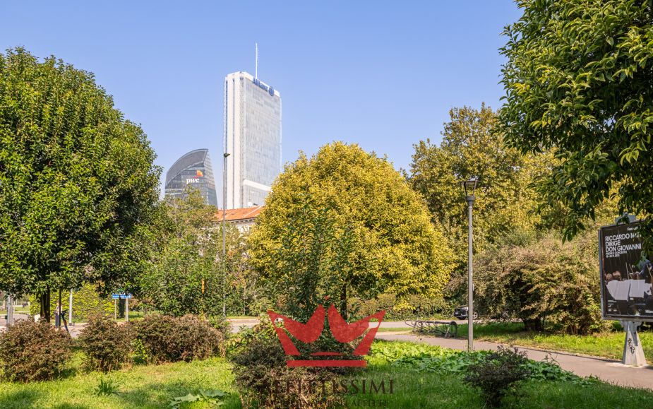 Bilocale con balcone vista citylife - milano.