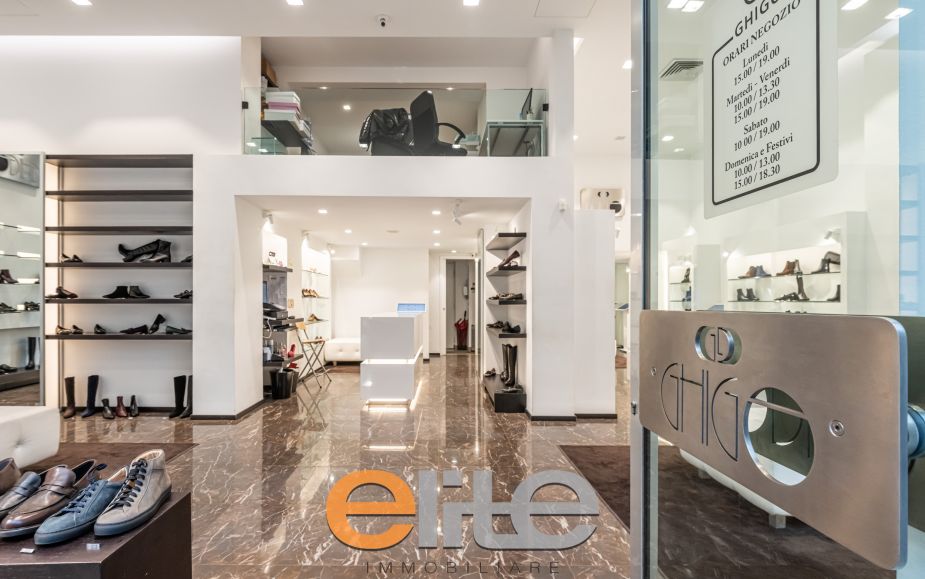 Negozio 3 vetrine zona Buenos Aires oltre magazzino.