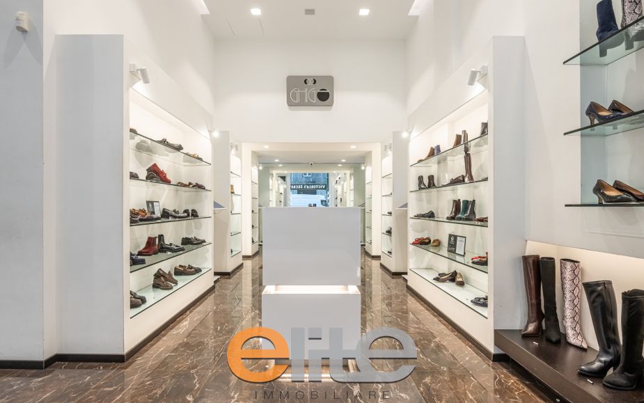 Negozio 3 vetrine zona Buenos Aires oltre magazzino.