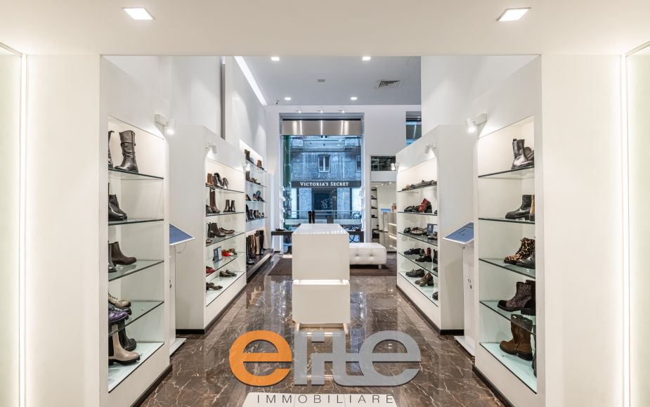 Negozio 3 vetrine zona Buenos Aires oltre magazzino.