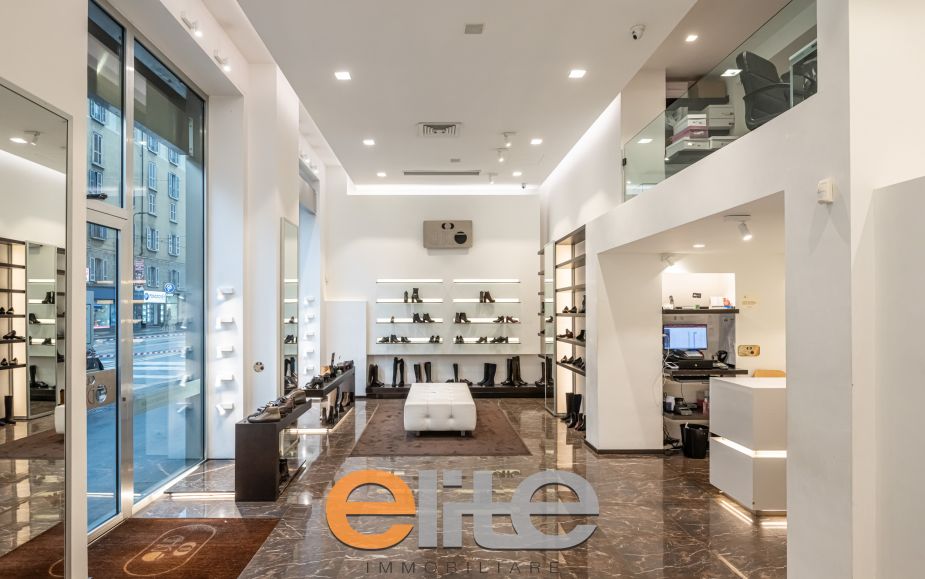 Negozio 3 vetrine zona Buenos Aires oltre magazzino.