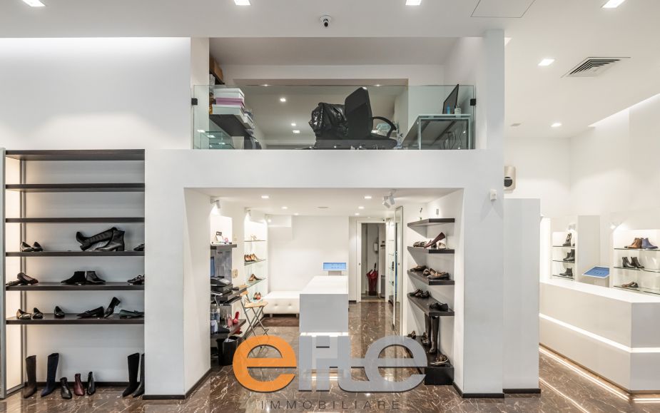 Negozio 3 vetrine zona Buenos Aires oltre magazzino.