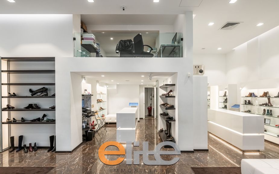 Negozio 3 vetrine zona Buenos Aires oltre magazzino.