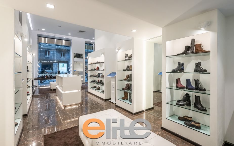 Negozio 3 vetrine zona Buenos Aires oltre magazzino.