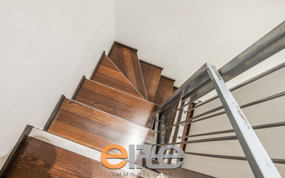 Negozio 3 vetrine zona Buenos Aires oltre magazzino.