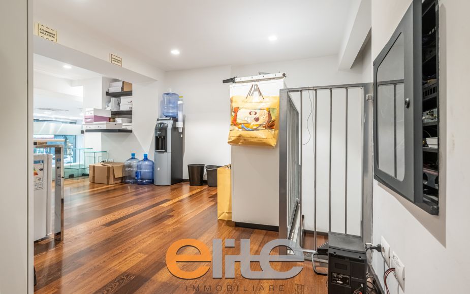 Negozio 3 vetrine zona Buenos Aires oltre magazzino.