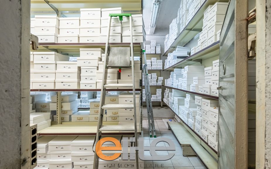 Negozio 3 vetrine zona Buenos Aires oltre magazzino.