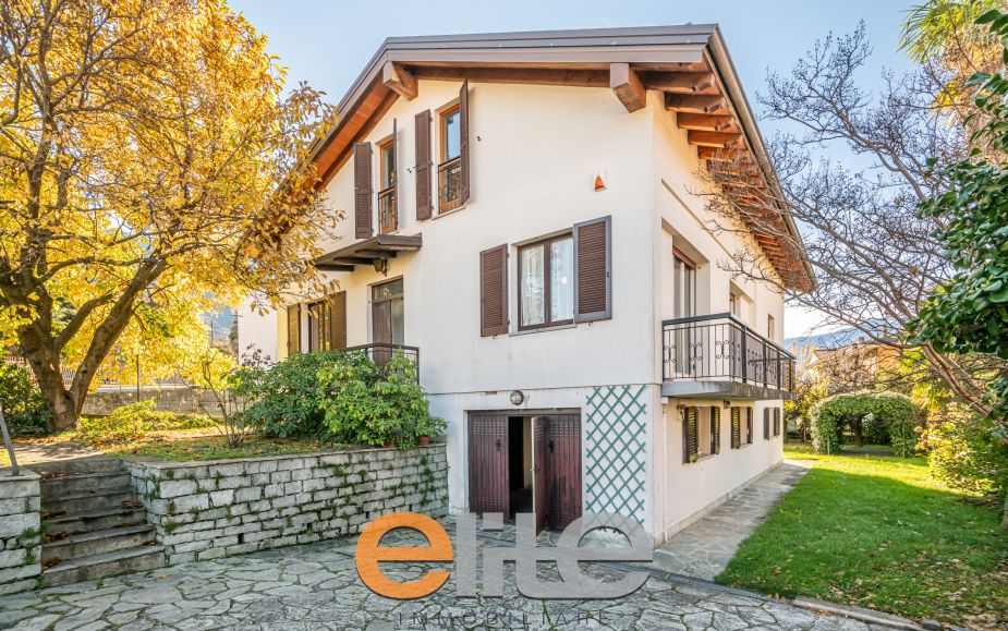 Villa con giardino a colico sul lago di como