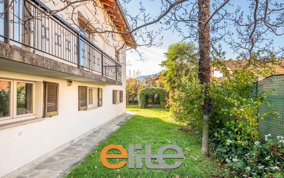 Villa con giardino a colico sul lago di como