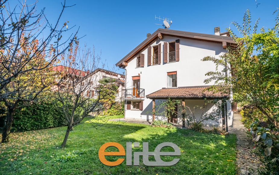 Villa con giardino a colico sul lago di como