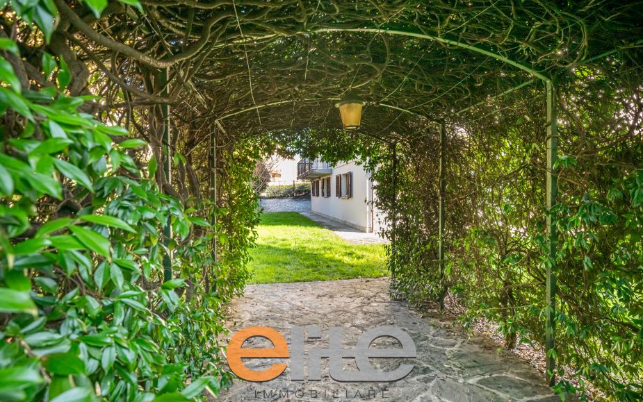 Villa con giardino a colico sul lago di como