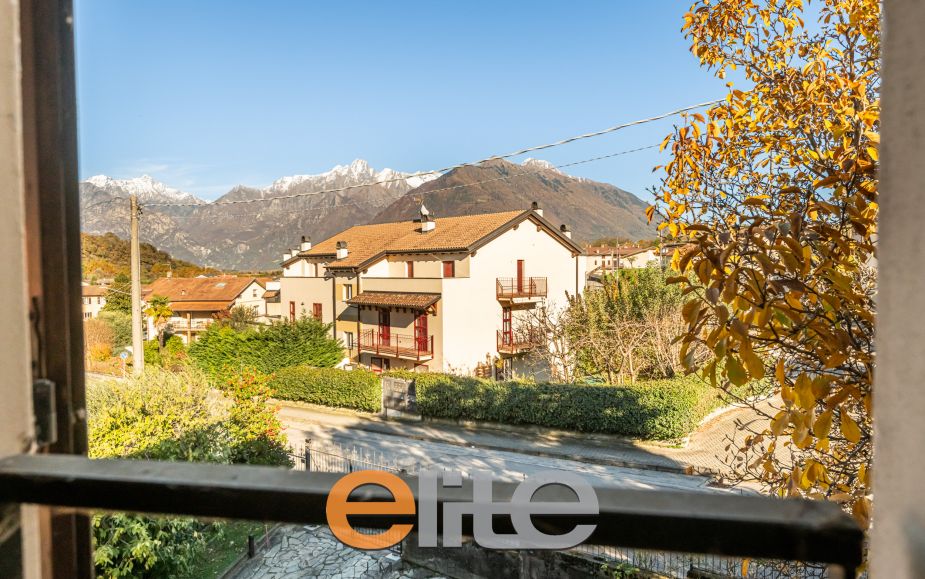 Villa con giardino a colico sul lago di como