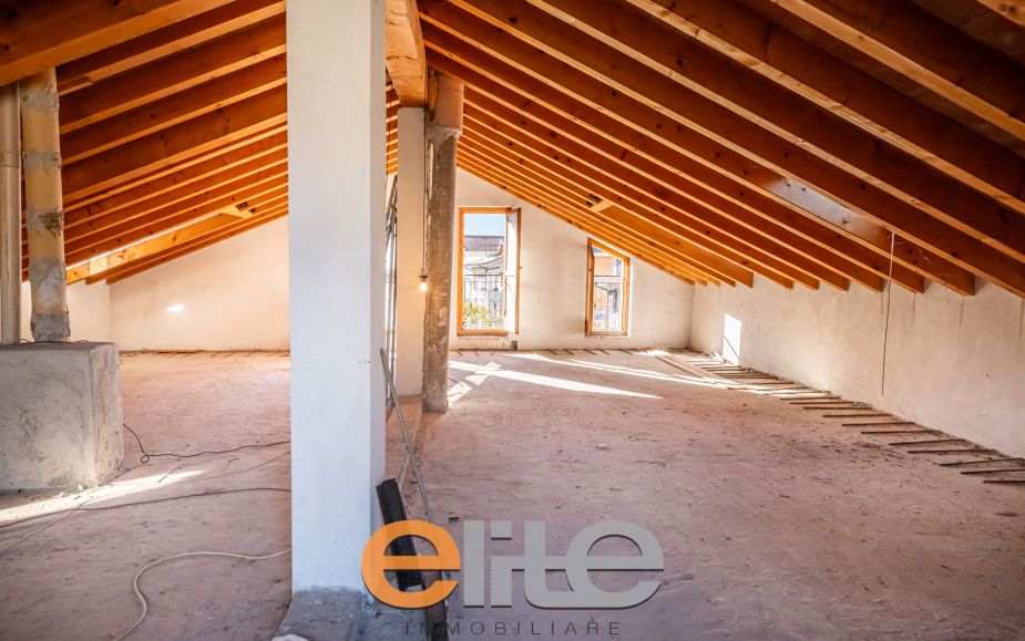 Villa con giardino a colico sul lago di como