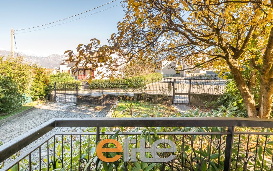 Villa con giardino a colico sul lago di como