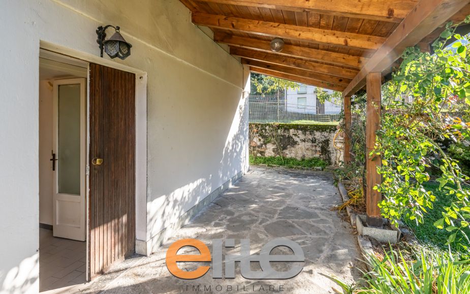 Villa con giardino a colico sul lago di como