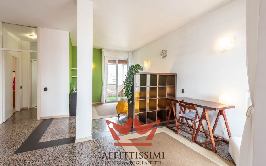 3 Locali con cucina abitabile 2wc e box.