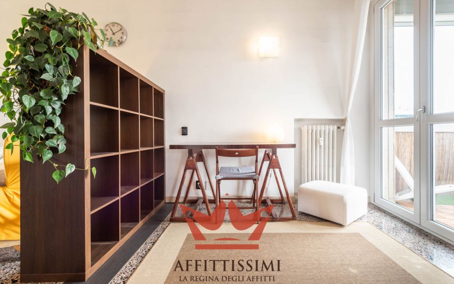 3 Locali con cucina abitabile 2wc e box.