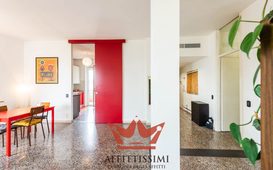 3 Locali con cucina abitabile 2wc e box.