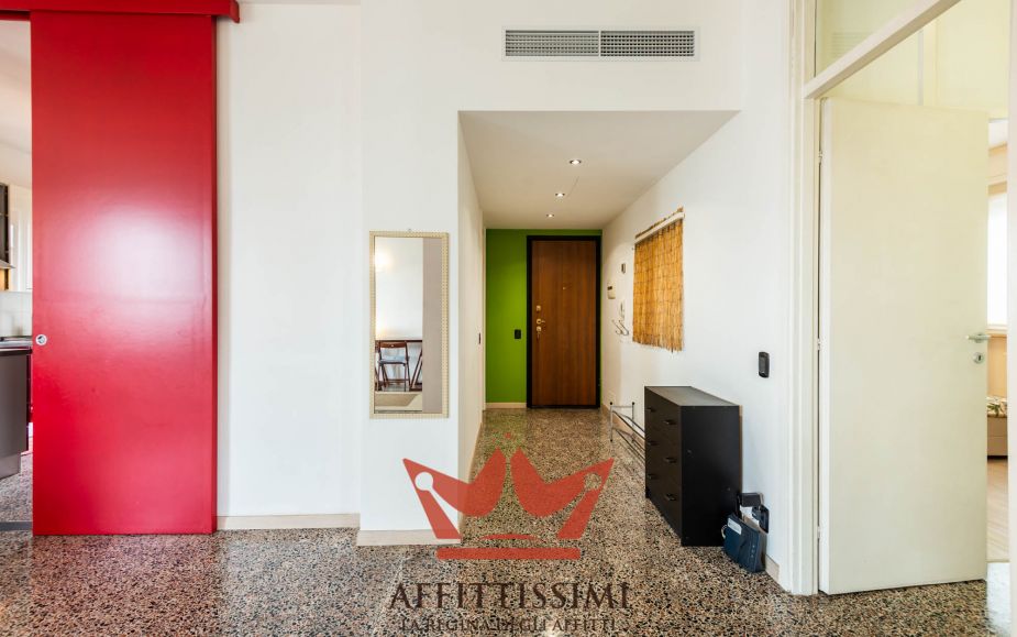 3 Locali con cucina abitabile 2wc e box.