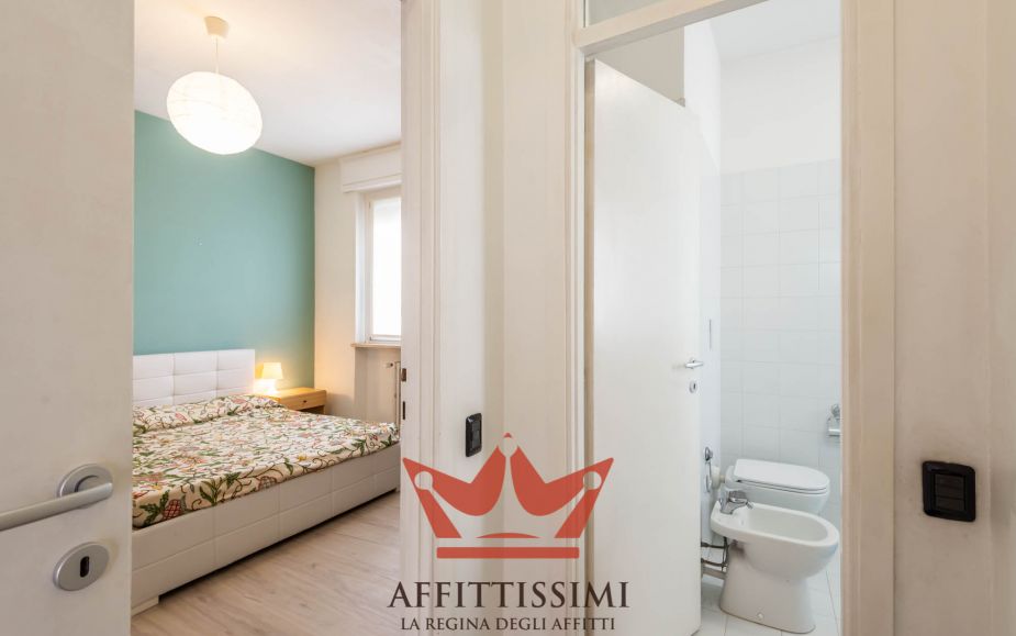 3 Locali con cucina abitabile 2wc e box.