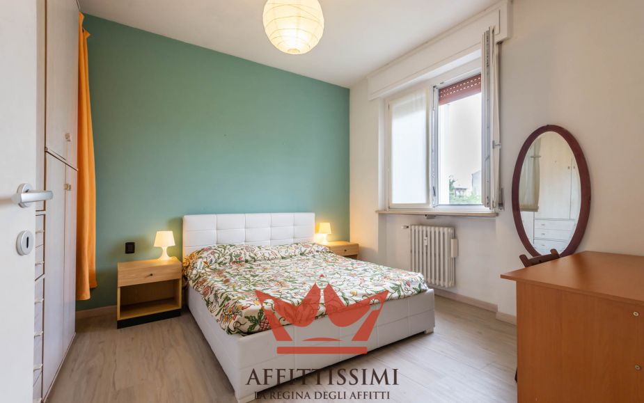 3 Locali con cucina abitabile 2wc e box.