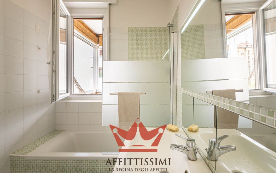 3 Locali con cucina abitabile 2wc e box.