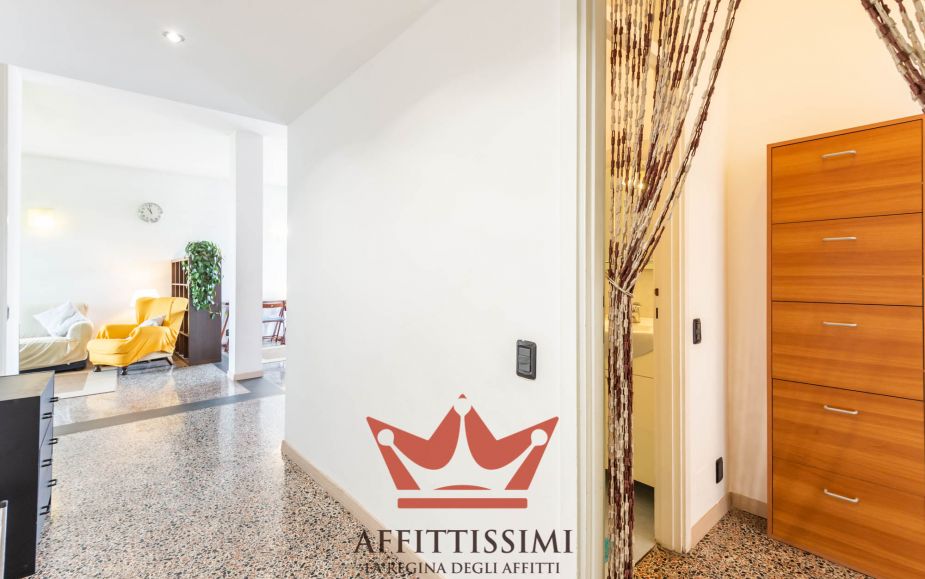 3 Locali con cucina abitabile 2wc e box.