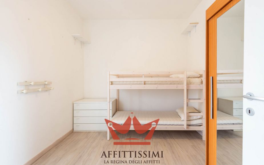 3 Locali con cucina abitabile 2wc e box.