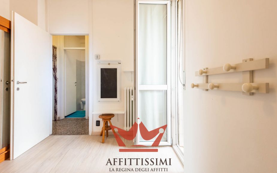 3 Locali con cucina abitabile 2wc e box.