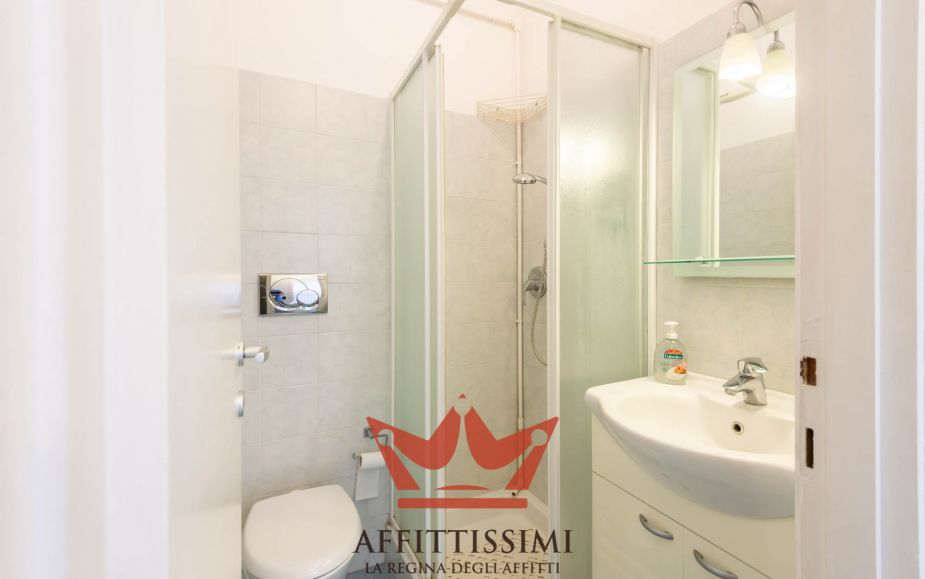 3 Locali con cucina abitabile 2wc e box.