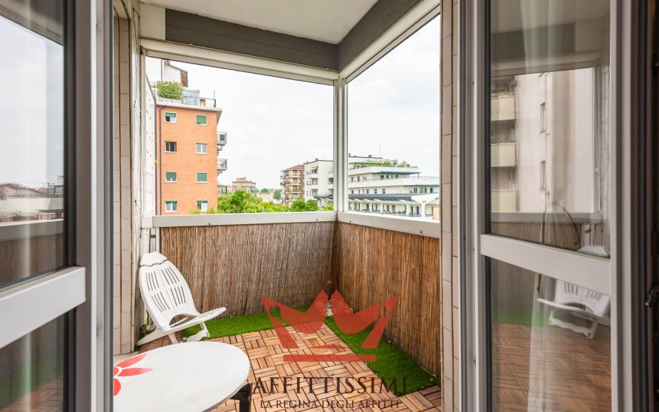 3 Locali con cucina abitabile 2wc e box.