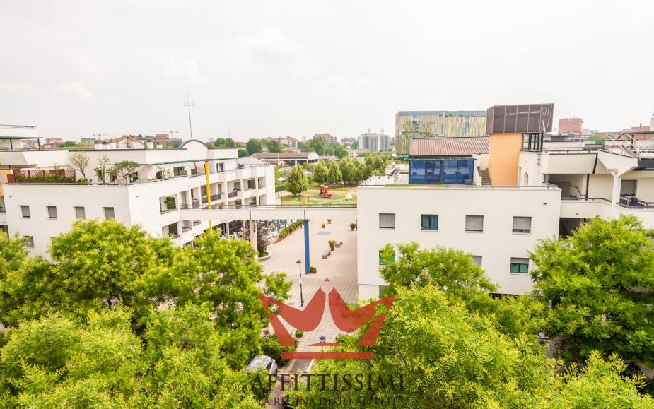 3 Locali con cucina abitabile 2wc e box.