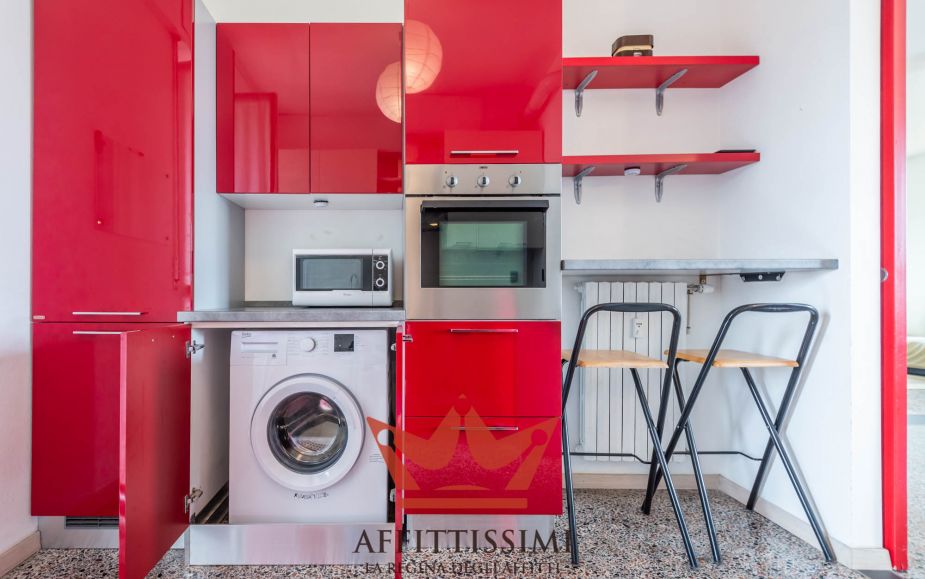 3 Locali con cucina abitabile 2wc e box.