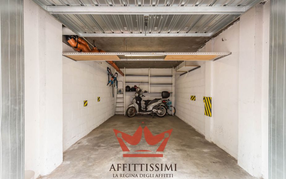 3 Locali con cucina abitabile 2wc e box.