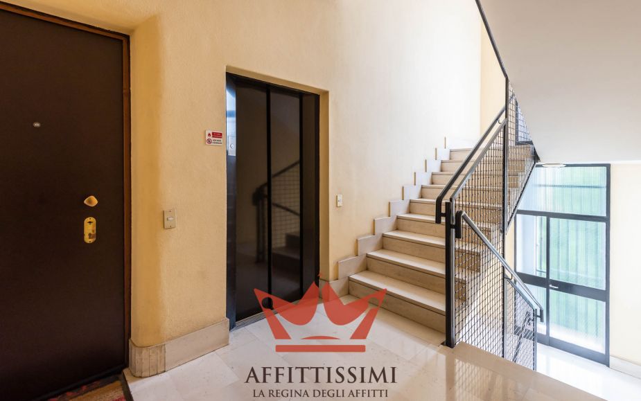 3 Locali con cucina abitabile 2wc e box.