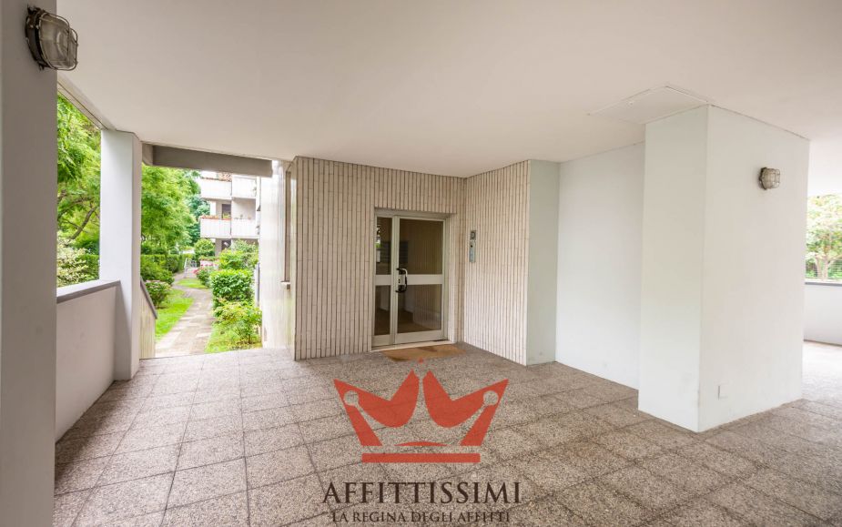 3 Locali con cucina abitabile 2wc e box.