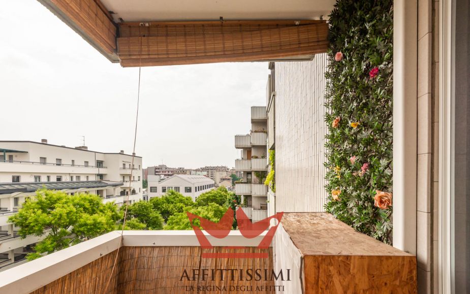 3 Locali con cucina abitabile 2wc e box.