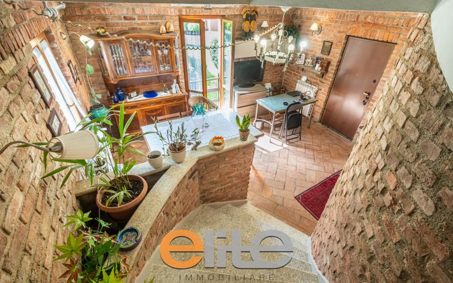 Casa di corte con terrazzo e ampia mansarda.