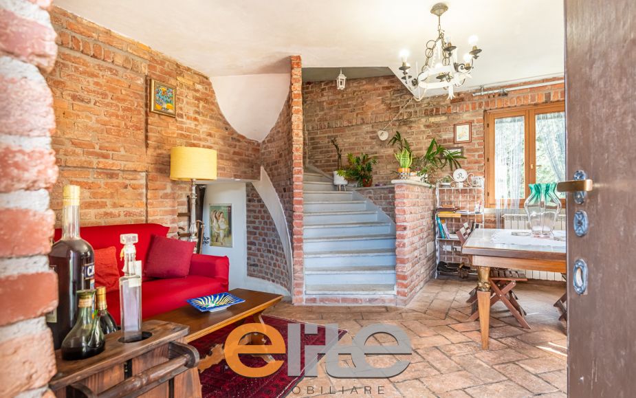 Casa di corte con terrazzo e ampia mansarda.