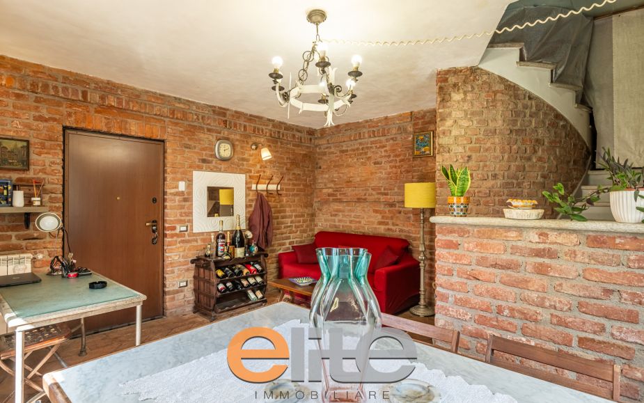 Casa di corte con terrazzo e ampia mansarda.