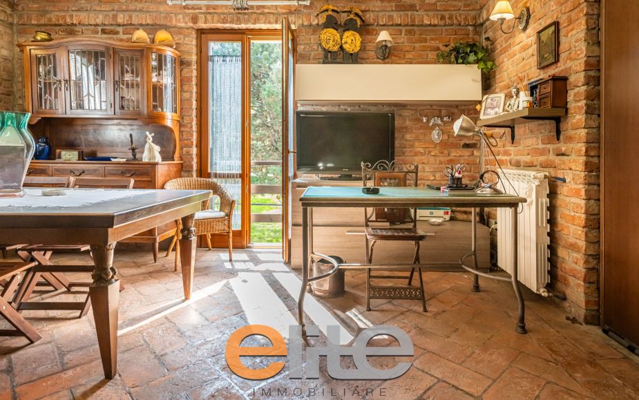 Casa di corte con terrazzo e ampia mansarda.